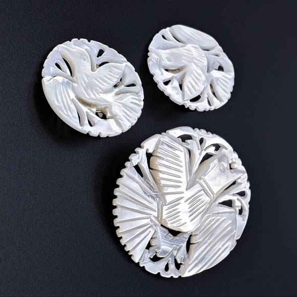 VINTAGE Mother Of Pearl Brooch And Earrings Set - Hand Carved In Bethlehem - Picture 1 of 4